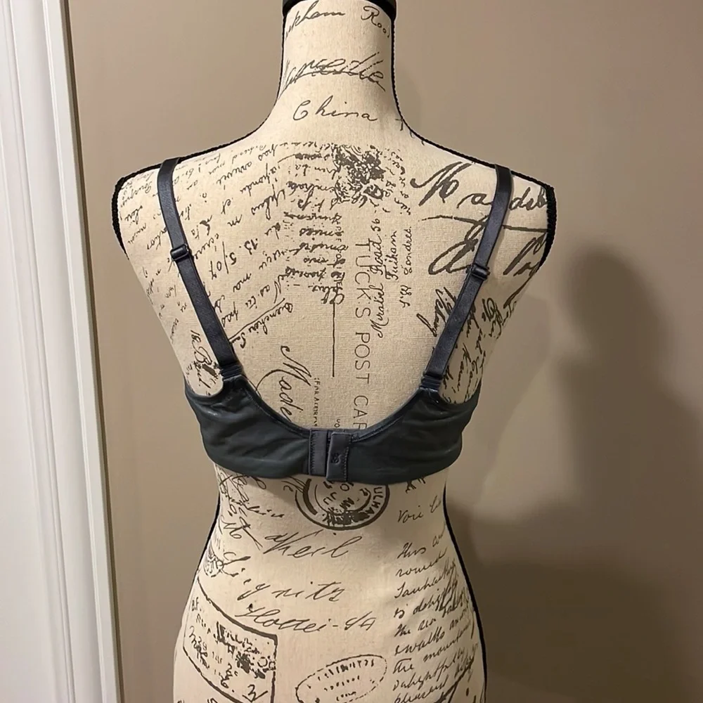 NWT 38D Victoria’s Secret bra - Body by Victoria​​ - Picture 5 of 6